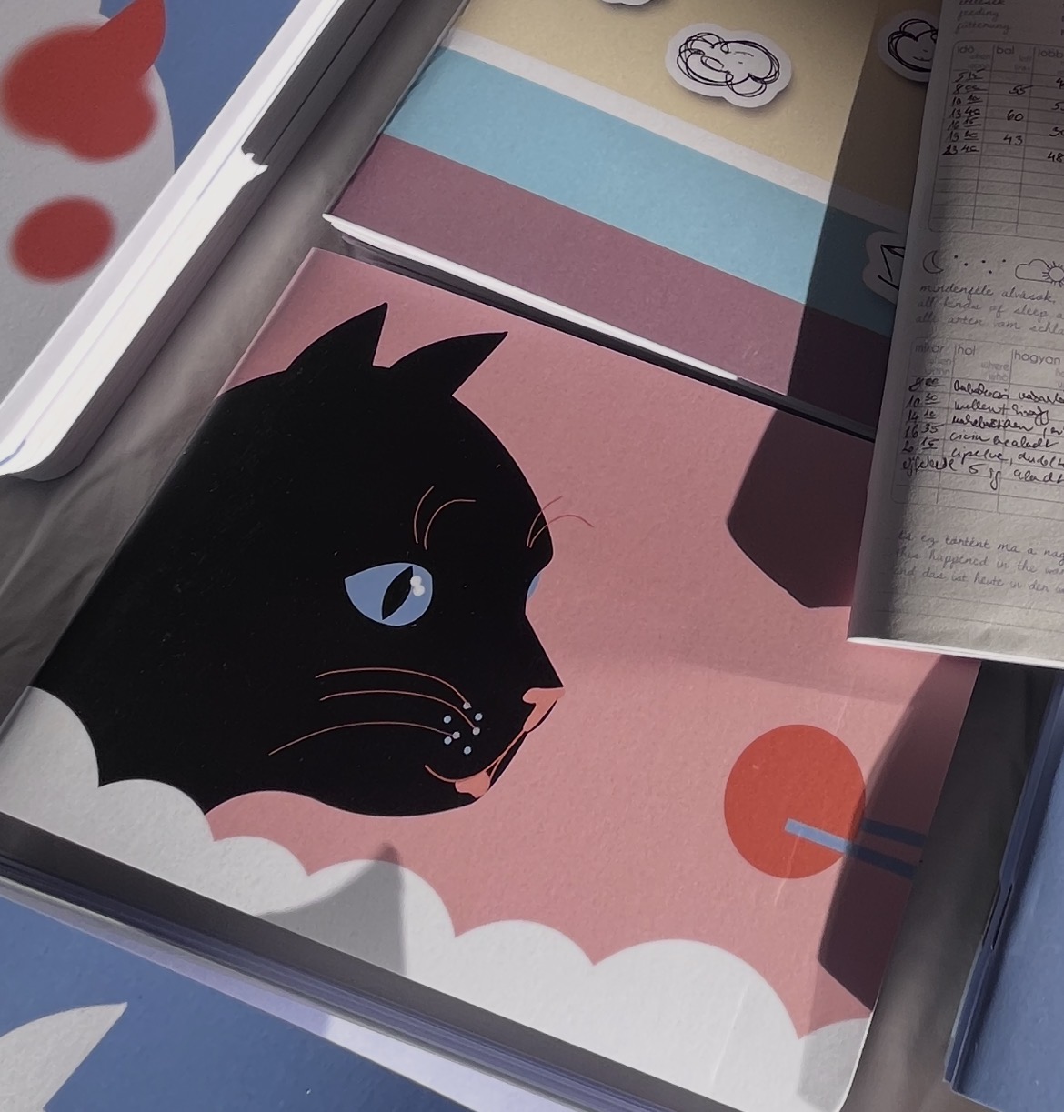 kuro mei keleti ihletésű, fekete cicás hozzátáplálási napló uniszex, barna nyomatos