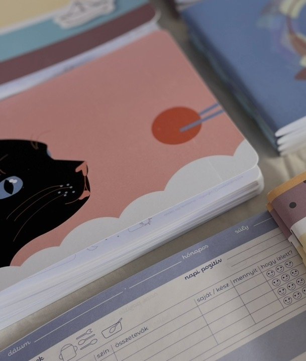 kuro mei keleti ihletésű, fekete cicás hozzátáplálási napló uniszex, barna nyomatos